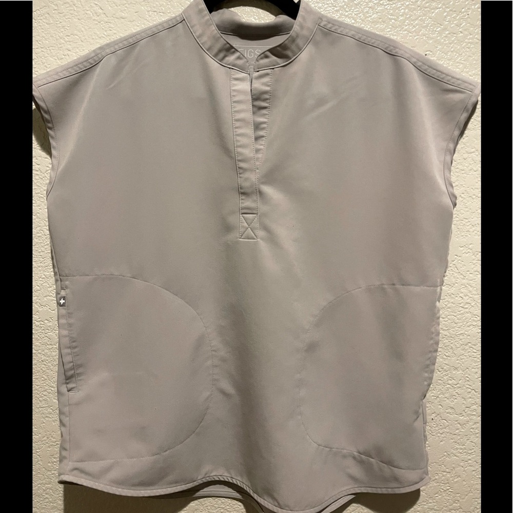 figs scrub top